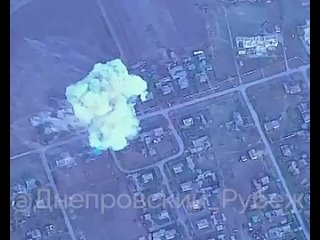 Ракетный удар по зданию с небольшим украинским складом БК на правом берегу Днепра в Херсонской области