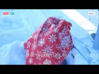 🇷🇺 Дед Мороз вооружился альпинистским снаряжением и радует детей, спускаясь с крыш домов в Челябинске