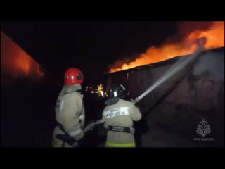 Пожар в складском ангаре в Ейском районе Кубани спасатели тушили почти двое суток