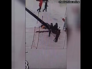 Шестилетний мальчик впал в кому после попадания шарфа в подъемник, — СМИ.  Траволатор зажевал длинны