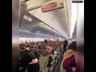 Пассажиры самолета авиакомпании Nordwind уже более трех часов сидят в душном лайнере из-за техническ