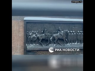 Конь на горельефе “Парад Победы“ в центре Москвы лишился головы, передает корреспондент РИА Новости.
