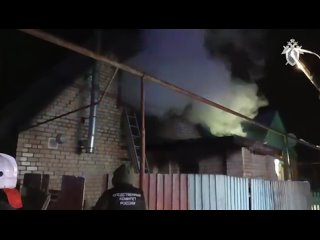 Следователи осматривают дом в Чемодановке, где при пожаре погибло три человека, в том числе 7летний ребенок