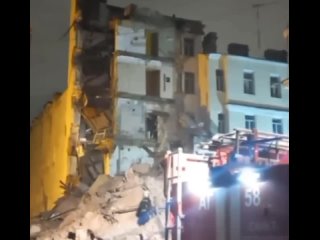 Обрушившийся ночью в Петербурге дом сейчас оцеплен, на месте дежурят спасатели, передает корреспондент РИА Новости.