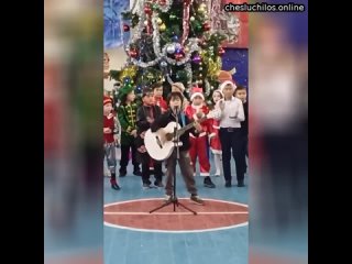 Мальчик из Караганды в образе Цоя исполнил песню «Группа крови» на новогодние утреннике  Пользовател