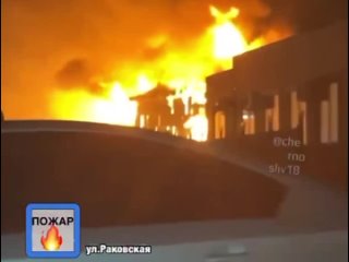 Вечером в Уссурийске сгорел автосервис с автомобилем внутри