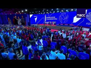 Владимир Путин на съезде «Движения Первых» вместе с детьми исполнил а капелла гимн России