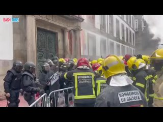 🇪🇸 ‍‍В Испании пожарные вышли на акцию протеста и столкнулись с полицией