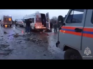 Под Кагальницкой произошло серьезное ДТП с внедорожником и микроавтобусом.