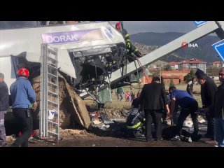 В результате крупного ДТП с туристическим автобусом в Турции погиб турист из Таиланда и местный гид