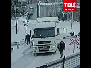 Электричка на скорости протаранила грузовик в подмосковном Домодедове