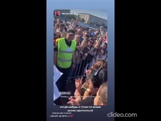 Валя Карнавал в розовых трусиках предстала в ванной комнате: волосы влажные, «сочные» бедра оголены (видео)