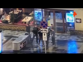 Уроженец Мичуринска устроил побоище возле ресторана в центре Москвы

На видео видно, как спортивный паренек начинает жестко мете