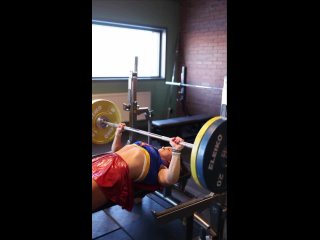 Шведская атлетка-Мелинда Линдкман жмет 90 кг