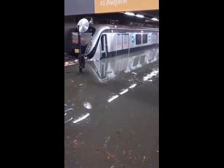 ❗ Железнодорожный вокзал в Рио-де-Жанейро, Бразилия, после проливных дождей, в результате которых погибли по меньшей мере 7 чело