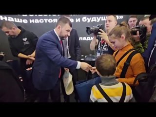 Пушилин раздает подарки детям-посетителям стенда ДНР на выставке “Россия“