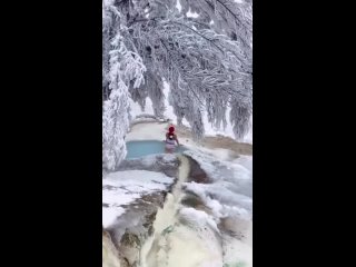 ПРИРОДНЫЕ ДЖАКУЗИ В ПЯТИГОРСКЕ😍

Пробиваясь из-под земли, целебная вода создает в скалах выемки, которые чем-то напоминают ванны