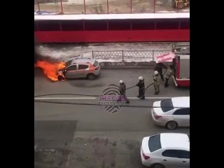 🔥 Сегодня на Уралмаше загорелся автомобиль 

Возгорание произошло на перекрестке 40-летия Октября и Кировградской.