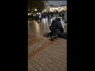 ❗“Эээ, зарежу прям здесь!!!“🤬

Пьяный абу-бандит напал на полицейских, рядом с Красной Площадью, за что был скручен.