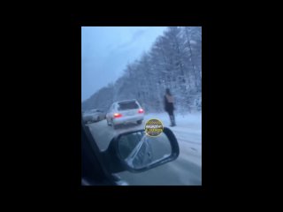 📍🚔 Раскуроченный хэтчбек на корсаковской трассе попал на видео 

ДТП произошло в районе Мицулёвки сегодня, 1 декабря, сообщает T