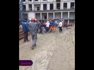 В Краснодаре мигранты не поделили строительный кран ― они схлестнулись в массовой бойне прямо на рабочем месте
