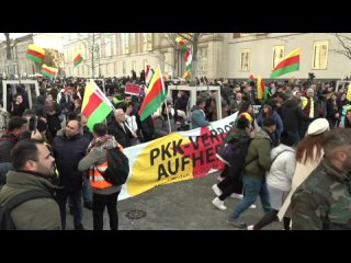 Live: Demonstranten gehen in Berlin gegen Erdoğans Politik auf die Straße