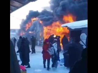 Une galerie marchande a pris feu dans le quartier Kirovsky de Samara en Russie - l'incendie s'est tendu  1 000 mtres carr