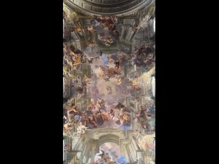 Зеркало с эффектом увеличения на полу церкви ордена иезуитов в Риме Chiesa del Gesù.