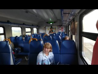 Мужчина В Поезде Играет На Флейте Какую-то Песню ()