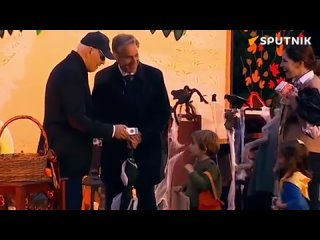 Джо Байден угостил конфетами сына Энтони Блинкена в костюме Зеленского