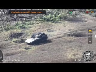 Короткое видео о том, как БМП ВСУ не успев высадить десант тут же сдаёт назад и давит боевиков ВСУ