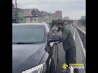 🛞В Москве мигрант решил быкануть на водителя шевика.