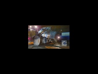 😱 На Холмском шоссе тяжелая строительная техника вытаскивает из придорожной канавы самосвал “Shacman“.