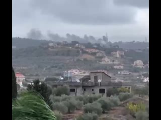 El comando general de la división 91 del ejército israelí arde en fuego tras un bombardeo con dos cohetes pesados tipo Volcán po