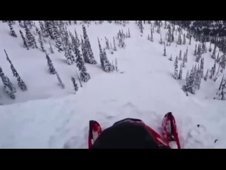 Опасный прыжок со скалы на снегоходе