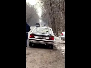 Казахский джигит, избивает полицейской дубиной русского старика