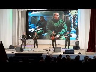 «Голубые береты» дали концерт в Майме

19 ноября в Майминском Центре культуры выступила легендарная группа воздушно-десантных во
