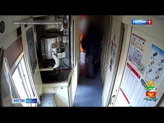 Электромеханик украл постельные принадлежности из вагона поезда.