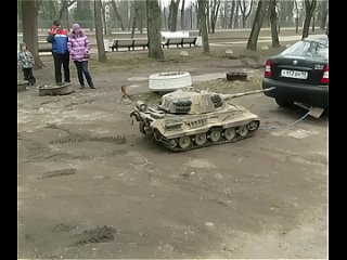 Смотрите на что способен игрушечный танк! 💪
