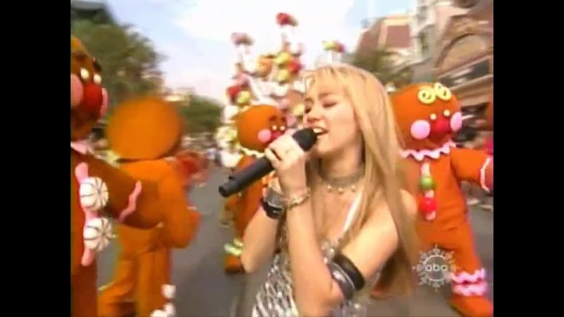 Miley Cyrus - Rockin' Around the Christmas Tree (Walt Disney World Christmas Day Parade 2006)