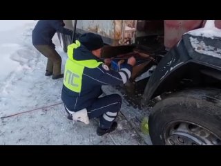 Автоинспекторы помогли дальнобойщикам не замерзнуть на дорогеНа дороге Орёл  Тамбов инспекторы ДПС увидели стоящий на обоч