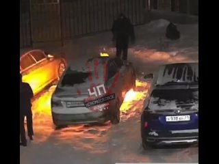 ⛔ Жесть, в Новомосковске двое неизвестных напали на девушку и сожгли ее автомобиль.