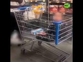 🤯A shocking scene unfolded in the USA as shoppers witnessed a distressing scene. With sub-zero temperatures outside, a mother to
