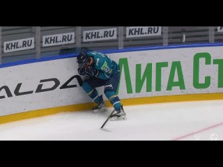 В матче КХЛ игроку «Сочи» Александру Перевалову попали по лицу лезвием конька.