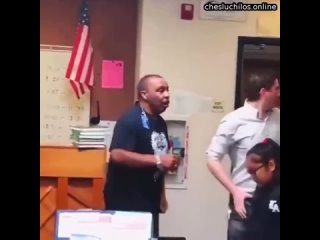 14-летний уголёк доебал своего учителя в США за что и был награжден ....юлями. Мужчину арестовали.