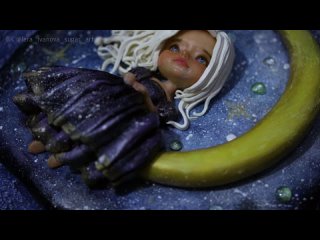 Арт-пряник с пластичным шоколадом “Девочка на луне“.