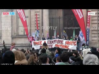 🇫🇷 «Против ультраправых и их жестокости»: противники партии Ле Пен «Национальное объединение» устроили марш с фаерами в Лионе