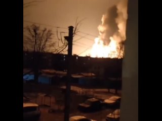 Видео ночного удара “Гераней“ по нефтебазе в городе Змиев Харьковской области  В результате нескольких удачных прилетов начался