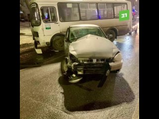 В Челябинске во время ледяного дождя легковушка столкнулась с маршруткой. Пострадала пассажирка автобуса