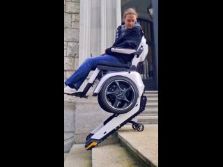 Инновационная мобильная коляска, оснащенная специальными колесами для спуска по лестницам, значительно облегчает... (видео)